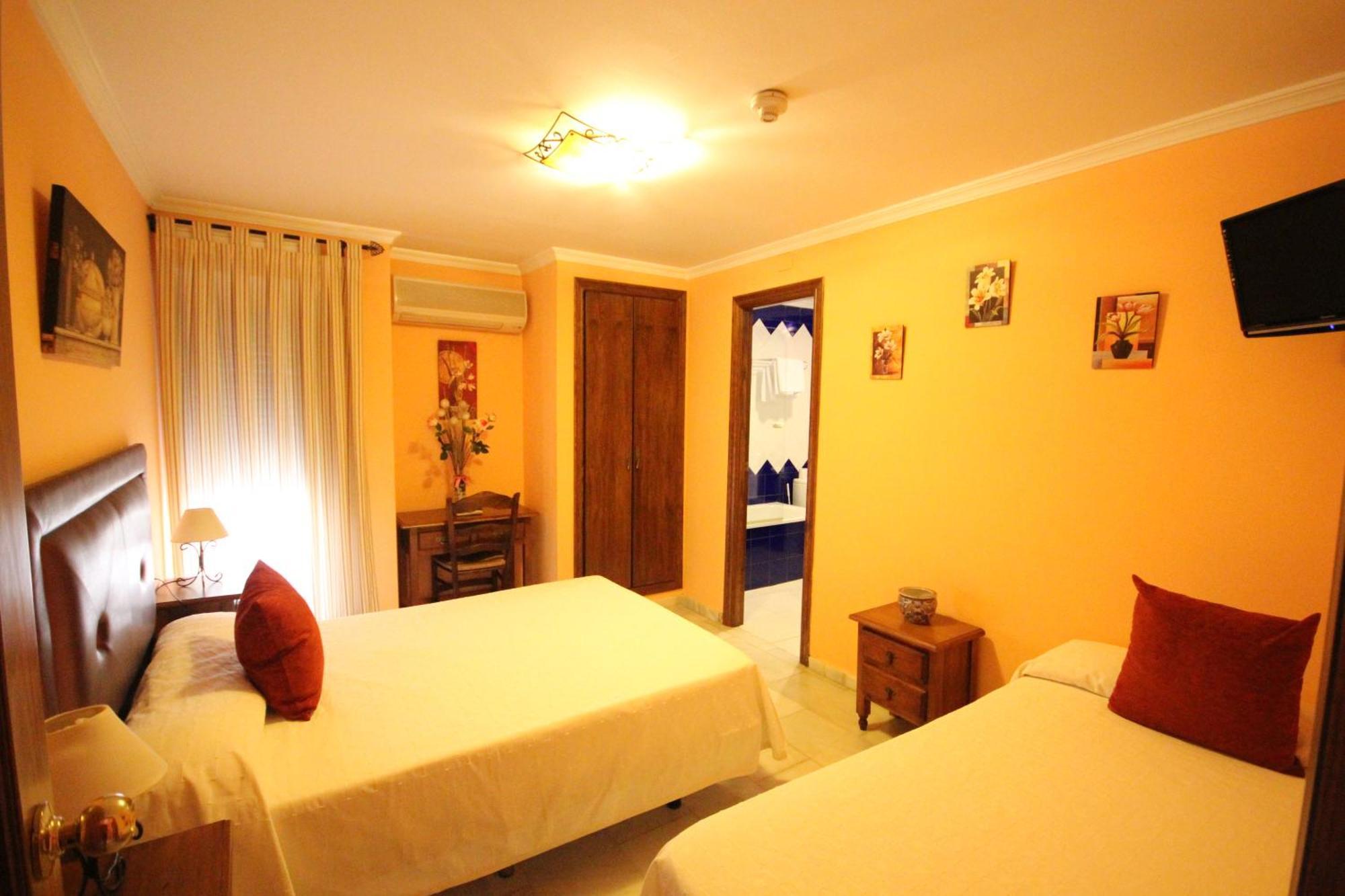 Hostal Niza San Juan Del Puerto Room photo