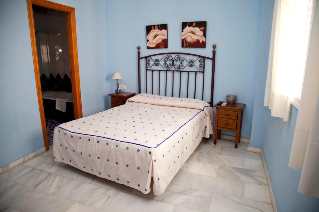Hostal Niza San Juan Del Puerto Room photo